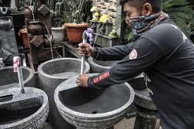 Wastafel yang berbentuk unik ini biasanya terbuat dari bongkahan. Foto Berkah Covid 19 Bagi Perajin Wastafel Batu Alam Merdeka Com