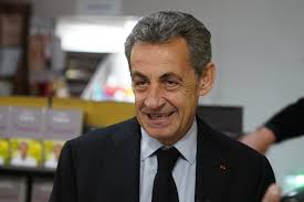 Ça fait un peu Tatie Danielle » : Nicolas Sarkozy moqueur et grinçant