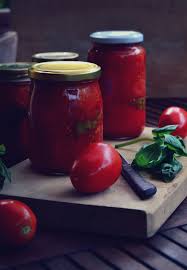 Una volta preparati e riposti nella dispensa, i nostri vasetti di pomodori pelati fatti in casa sono un tesoro prezioso pronto all'uso, un prodotto super genuino e appetitoso proprio come piace a noi! L Estate In Una Cartolina E Un Barattolo Di Pelati Fatti In Casa Mente Cuore In Cucina
