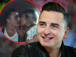 Andreas gabalier ist das zweitälteste der vier kinder von wilhelm und huberta gabalier. Andreas Gabalier Kusst Unbekannte Blondine Doch Es Ist Nicht Seine Freundin Fanbase