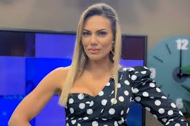 Η ιωάννα μαλέσκου, το πιο love it κορίτσι της ελληνικής τηλεόρασης, κάνει ποδαρικό στο ανανεωμένο διαμέρισμα του θέμη και αφήνεται σε αποκαλύψεις. Iwanna Maleskoy Poia Einai H Paroysiastria Apo Thn Krhth Poy Analambanei Th Meshmerianh Zwnh Toy Skai Ladylike Gr