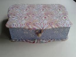 La Boite De Jeanne Tissu Liberty Fermeture Bouton Rond Et Elastique Habille De Tissu S Habiller Cartonnage Tissu
