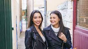 Beranjak remaja, karirnya menanjak ke layar lebar melalui film 7 hari menembus waktu (2015). Membandingkan Karier Kakak Beradik Annisa Rawles Dan Amanda Rawles Kumparan Com