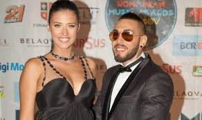 Totuşi, potrivit vecinilor lui ion şi ai constantinei velea, cântăreţul a venit tot mai rar acasă în ultima vreme şi se pare că motivul acestui fapt este antonia. Antonia Si Alex Velea Surprinsi In Momente Intime Cum Au Fost Fotografiati Cei Doi Indragostiti Vocea Romaniei