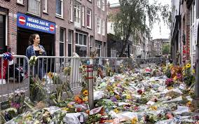 De vries, zoals altijd strak in het pak, was er komen praten over de moord op een kapper. Rtaot8caqasmfm