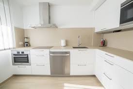 Distribución lineal del mobiliario de la cocina, con dos zonas diferenciadas: Cocinas Pequenas Madrid Proyecto Diseno Muebles Santos