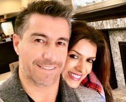 Si bien las imágenes eran interesantes, lo que más llamó la atención y que desató risas entre los presentes, fue la aparición de un joven fernando solabarrieta haciendo un despacho sobre el. La Felicidad De Ivette Vergara Y Fernando Solabarrieta Gracias A Su Hijo Mayor