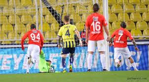 Sağ taraftan beşiktaş ceza sahasına şık çalımlarla giren fenerbahçeli volkan şen, 'top çizgiyi geçti mi geçmedi mi' tartışmasına yol açan bir pozisyonda meşin yuvarlağı van persie'ye ortaladı. Gaziantep Fk Nin Iptal Edilen Golu Dogru Mu Top Cizgiyi Gecti Mi Spor Haberi Bizden Alin