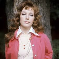 Ее всегда окружало большое количество кавалеров, а за ее личной жизнью тщательно следили многие, впрочем, как и сейчас. Alla Pugacheva V Molodosti V Detstve I Sejchas Foto Figura