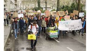 Lausanne est considérée comme « capitale européenne des grèves du climat » et une grève y fut organisée pour clore la conférence, le vendredi 9 août 2019 (c'est la quatrième grève pour le climat organisée à lausanne)34,35. Savoie Haute Savoie Marche Pour Le Climat Ce Vendredi Revivez En Images Les Manifestations En Pays De Savoie