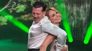 Barbara D'Urso a Ballando con le Stelle dopo l'incidente: il tutore è di raso scintillante come l'abito