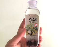 Terutama untuk cewek kandungan minyak zaitun seperti vitamin e sangat bagus untuk rambut dan kulit. Review Mustika Ratu Minyak Zaitun Satu Botol Banyak Fungsi Woop Id