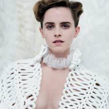 Emma Watson posa de manera elegante sin sostén