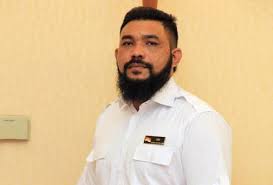Blogger sir azri (formerly known as papagomo) or his real name wan muhammad azri wan deris is no stranger to controversy but it looks like this time, his actions may have landed him in trouble. Carian Mengenai Topik Wan Muhammad Azri Wan Deris Astro Awani
