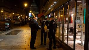 This is defend paris curfew / couvre feu by shawnyocho on vimeo, the home for high quality videos and the people who love them. Un Samedi Soir De Couvre Feu A Paris Des Bus Vides Et Plus Personne