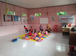 Gambar mewarnai guru sedang mengajar di kelas source: Ibu Guru Sedang Mengajar Anak Didik Paud Di Desa Arga Mulya
