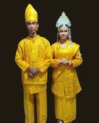 Pakaian adat riau pun demikian, selain juga mencerminkan pemikiran masyarakatnya. Uniknya Baju Adat Riau Dan Kebudayaannya Budayanesia