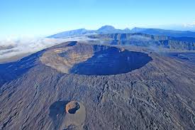 Piton de la Fournaise (Ile de la Réunion) et Karthala (Comores) – Claude Grandpey : Volcans et Glaciers