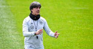 Des siècles d'art, de littérature et de philosophie, de progrès scientifique et de conflit majeur. Esfa2svzbo6ezm