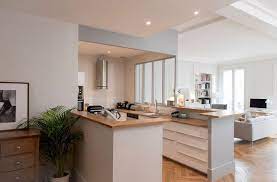 Partiellement ouverte sur le séjour grâce à l'implantation d'une structure en bois et en verre, cette cuisine immaculée et conviviale a vraiment tout bon ! Cuisines Semi Ouvertes Sur Le Salon Ou La Salle A Manger Cuisine Semi Ouverte Amenagement Cuisine Style Cuisine