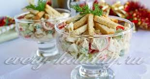 салат с курицей и грибами и огурцами и яйцами Krabovyj Salat S Suharikami Recept Recept Idei Dlya Blyud Salaty Krabovye Palochki