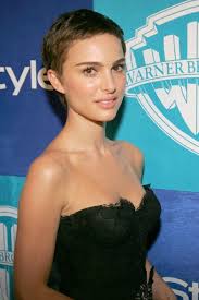 Natalie portman is relatively modest with her hair. Prominente Kurze Haarschnitte Kurzhaarschnitte Und Stile Frauenfrisur Com Frisuren Inspiration Short Hair Styles Pixie Super Short Hair Short Hair Styles