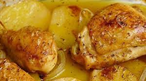 En el mismo sartén saltea la cebolla y el ajo, incorpora los muslos de pollo, la salsa norteña cocina. Muslos De Pollo Al Horno Con Verduras Y Patatas Cocina Casera Y Facil