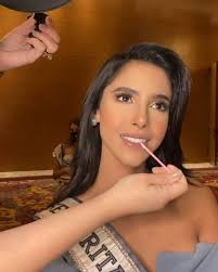 Espectacular nuestra Carmen Jaramillo siendo maquillada por :@yamilemakeup  💄, MISS PANAMÁ 🇵🇦 @carmenjaramillov 👸🏻😍, for @MubaCosmetics by  @AndresFelipeOfficial at @MissUniverse 2020-2021, ., ., ...