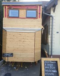 Nous encourageons les gens à + les tiny houses baluchon peuvent être alimentées directement en eau claire avec un simple tuyau. Habitat Alternatif Derriere Le Reve La Realite Administrative