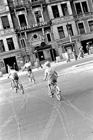 1950 Hotel Am Zoo Mit Spielenden Kindern Zoo Hotel Berlin