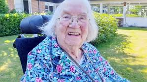 Rejselysten, nysgerrig og socialt indstillet kvinde fra Brædstrup er død:  Hvor Ester har været til stede, har der altid skullet ske noget