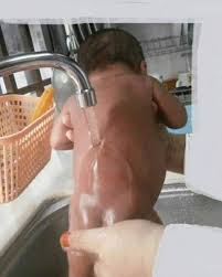 Hasil gambar untuk pengasuh bayi sedang memandikan