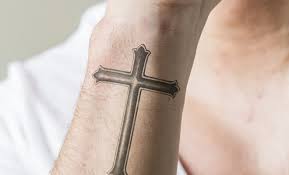 En la imagen puedes ver un tipo de tattoo que es el de la cruz de la vida (que también se conoce con el nombre de ankh) y es un antiguo símbolo egipcio que se relacionaba con la buena suerte. El Especial Significado De Los Tatuajes Con Una Cruz