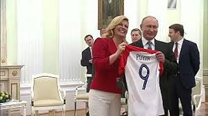 ولا يجب أن ننسى حب الجمهور للعب بمنتخب كرواتيا في لعبة اليابانية على منصة بلايستيشن 1 بسبب سوكر وربرت يارني. Ø±Ø¦ÙŠØ³Ø© ÙƒØ±ÙˆØ§ØªÙŠØ§ ØªÙ‡Ø¯ÙŠ Ø¨ÙˆØªÙŠÙ† Ù‚Ù…ÙŠØµ Ù…Ù†ØªØ®Ø¨ Ø¨Ù„Ø§Ø¯Ù‡Ø§ Ù‚Ø¨ÙŠÙ„ Ù†Ù‡Ø§Ø¦ÙŠ ÙƒØ£Ø³ Ø§Ù„Ø¹Ø§Ù„Ù… Euronews