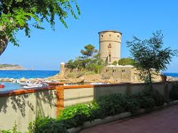 Al 3 piano senza ascensore di un elegante stabile liberty completamente ristrutturato, proponiamo in affitto un trilocale ristrutturato e arredato nuovo per massimo 4 persone. Appartamenti Isola Del Giglio Landini Eleonora