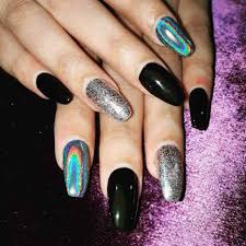 También se eligen para poder pintarse o agregar diseños de todo tipo, que quizás con las uñas naturales no pueden si están demasiado cortas o de forma irregular. Https Xn Decorandouas Jhb Net Unas Negras Decoradas