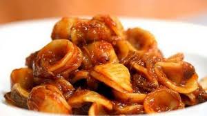 | ingredienti 400 g di orecchiette 250 g di polpa di agnello 250 g di polpa di manzo 250 g di polpa di maiale 200 g di salsiccia 100 g di concentrato di pomodoro 800 ml di passata di pomodoro 1 spicchio d'aglio 1 cipolla 1 peperoncino piccante fresco 1 bicchiere di vino bianco. Orecchiette Alla Barese Ricetta Originale Pugliese Food Blog