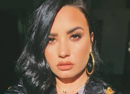 Demi Lovato revela que escreveu carta de agradecimento ao pai falecido para  deixar ressentimentos para trás