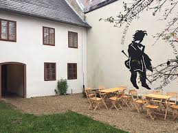 Es ist unbekannt, wie lange er sich hier aufhielt und wo er gewohnt hat, ebensowenig ist zu belegen, ob er damals mit wolfgang amadeus mozart zusammengetroffen ist. Beethoven Museum Stadtbekannt