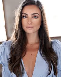 Adriana Rose's Instagram, Twitter & Facebook