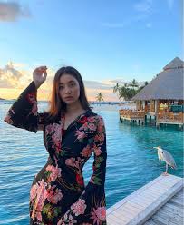 Persoalan tersebut diajukan seorang individu menerusi ruangan komen gambar di instagram ameera. Ameera Khan Kini Bercinta Dengan Anak Wakil Rakyat Fuhh Bukan Calang Calang Orangnya Khalifah Media