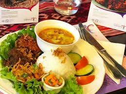 Beliau yang menetap di perancis sejak 2001 mengakui keputusan itu bukan suatu perkara mudah, malah sama sekali tidak menyangka bertemu jodoh dengan 'mat. Di Restoran Borneo Paris Ini Bisa Makan Ayam Penyet Dan Semur Jawa Enak