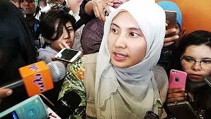 'hakam' adalah sebuah jawatankuasa yang dilantik oleh mahkamah untuk menasihati suami melafazkan talak tetapi sekiranya suami masih enggan maka 'hakam' tersebut akan melafazkan talak bagi pihak suami. Ini Bukan Pertama Kali Saya Kata Mahathir Bekas Diktator Nurul Izzah Malaysian Update Berita Terkini Untuk Anda