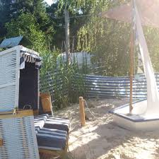 Wo Konnte Urlaub Schoner Sein Als Zuhause Im Garten Spielstrand Strandkorb Spielboot Staycation Wirbleibenimgarten Privatb In 2020 Garten Gartenecke Urlaub