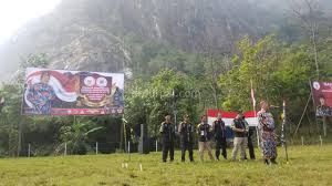 Mt marapi sumatera barat #1. Peringati Hut Ri Ke 75 Lsm Gmbi Se Indonesia Gelar Upacara Bendera Di Gunung Parang Purwakarta Dejurnal Com