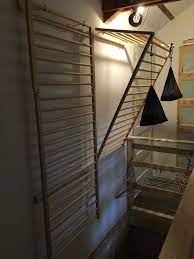 ikea hack ledikantje van ikea met vleugelmoeren de hoeken aan elkaar gemaakt steunt op een lat op de muur super wasrek wasrek huis ideeen wasruimte design
