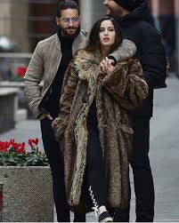 You make me smile, the colombian singer captioned a black and white photo of himself along with the guess. 6 626 Likes 237 Comments Latina Magazine Latina On Instagram Felices Los 2 Baewatch Maluma Natali Fur Coat Outfit Natalia Casual Wear For Men
