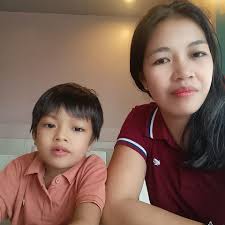 Naalala mo pa ba 'to? Yung nakalbo niyo na ng mga kalaro mo ang tanim na  halaman ni Nanay, pero tuwang-tuwa pa rin kayo dahil sa “pera-perahang”  dahon. 😂💸 Lagot ka na