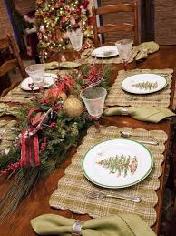 Love This Rustic Christmas Table Setting Repinned From I Love Christmas New Zeala Christmas Table Settings Traditional Christmas Decorations Rustic Christmas