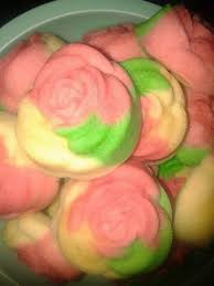 Kue lapis adalah salah satu kue yang banyak digemari, termasuk saya sendiri. Bolu Kukus Mawar Kue Bolu Kue Resep Camilan Sehat